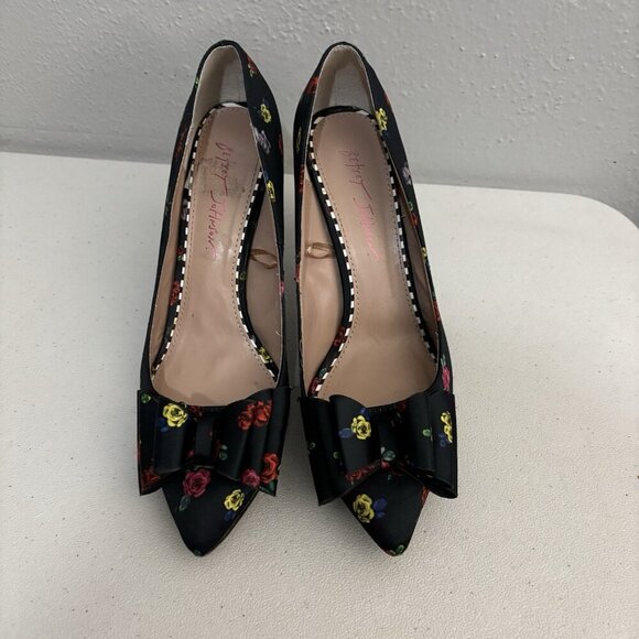 Betsey Johnson Bret Womens Classic Heel Pumps Slim Heel Black Floral Bow 8.5 Sz - Picture 2 of 8